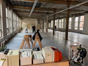 De lege ruimte van het Virulygebouw waar EXPO GOUDA MAAKT opgebouwd wordt