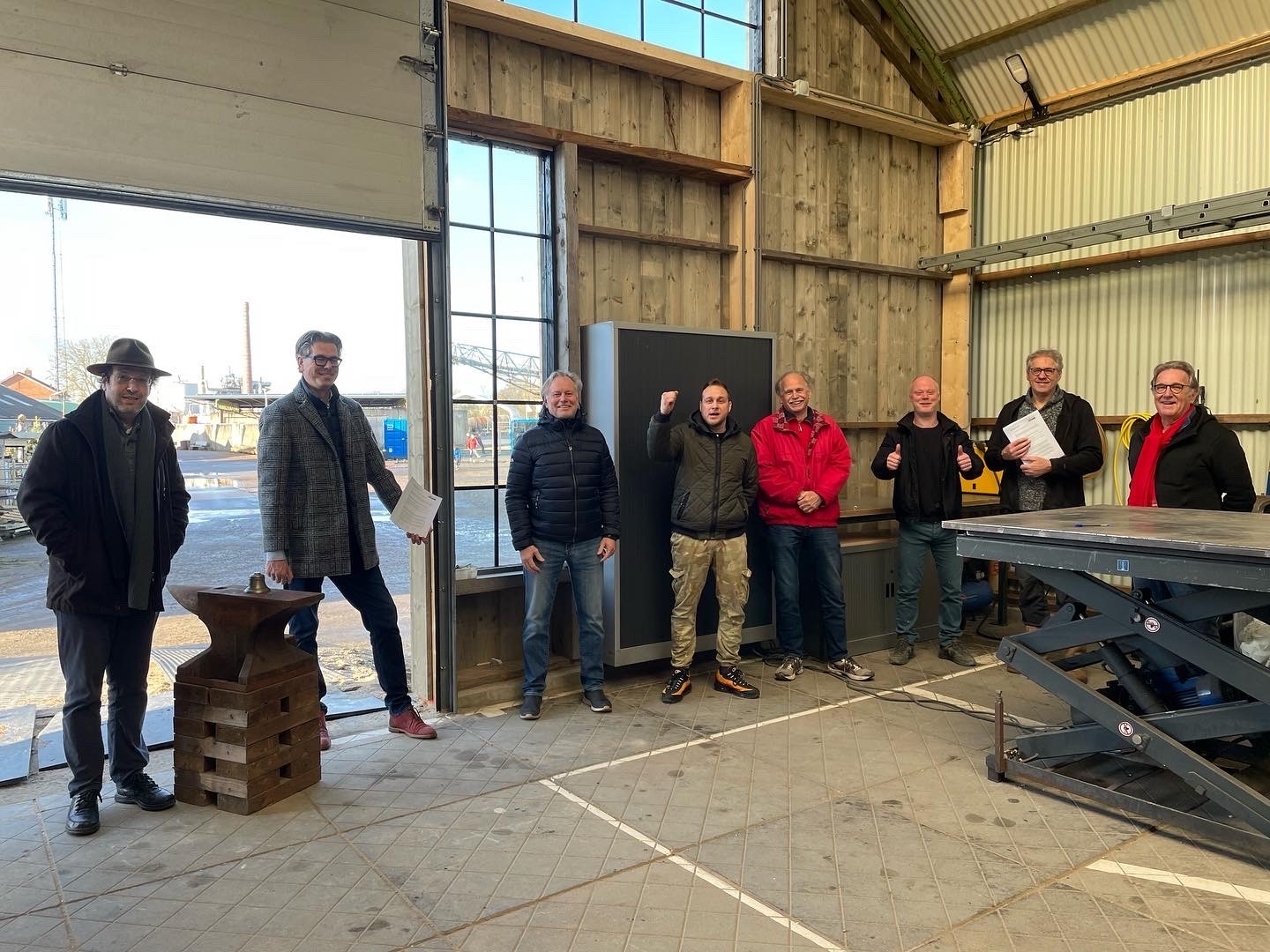 Bestuur GOUDasfalt en metaalmannen bij ondertekening huurcontract Metaaalloods